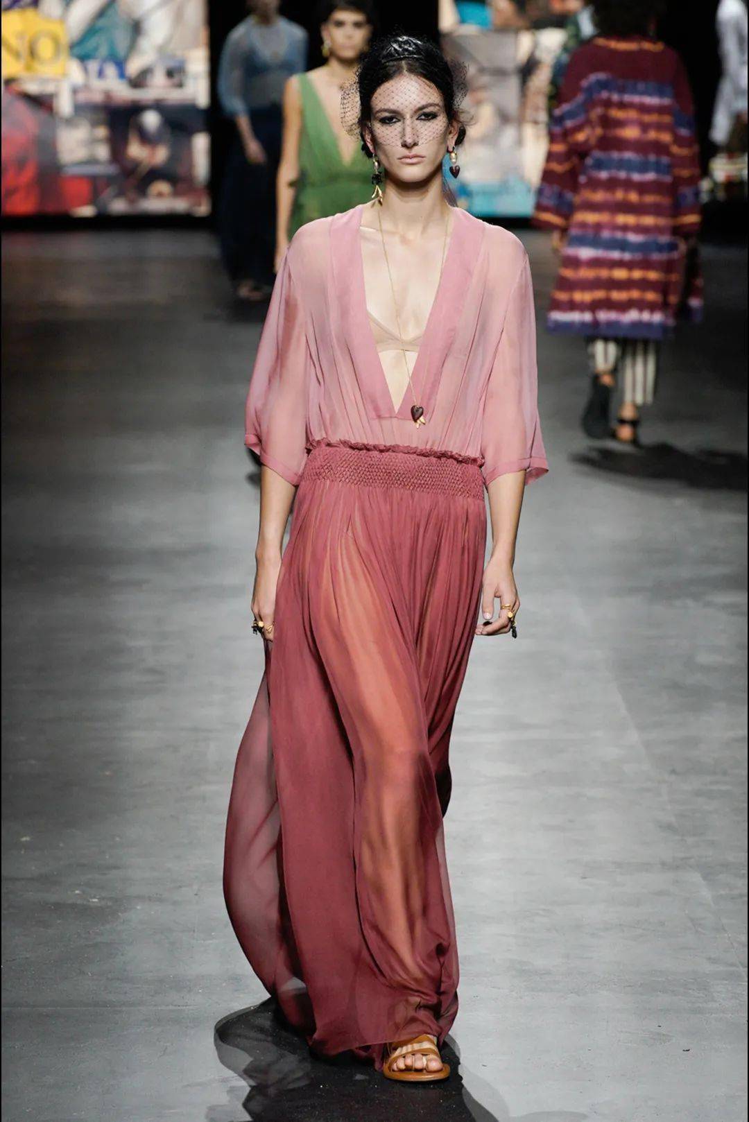 Lucia|让孟美岐、杨采钰都种草的美裙子 据说穿上它才更像“文化人”？