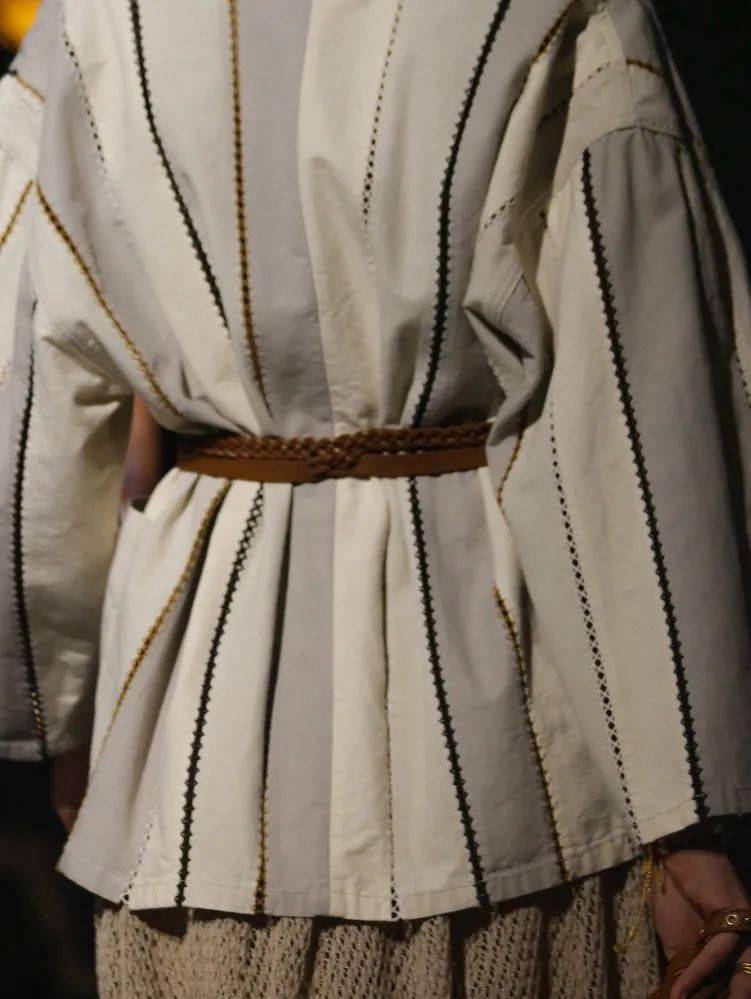 Lucia|让孟美岐、杨采钰都种草的美裙子 据说穿上它才更像“文化人”？