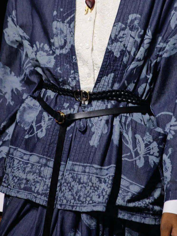 Lucia|让孟美岐、杨采钰都种草的美裙子 据说穿上它才更像“文化人”？