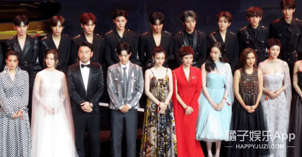 变形|原创百花奖合影全员变形，王俊凯被迫瘦脸孟美岐如蜡像，看得心塞！