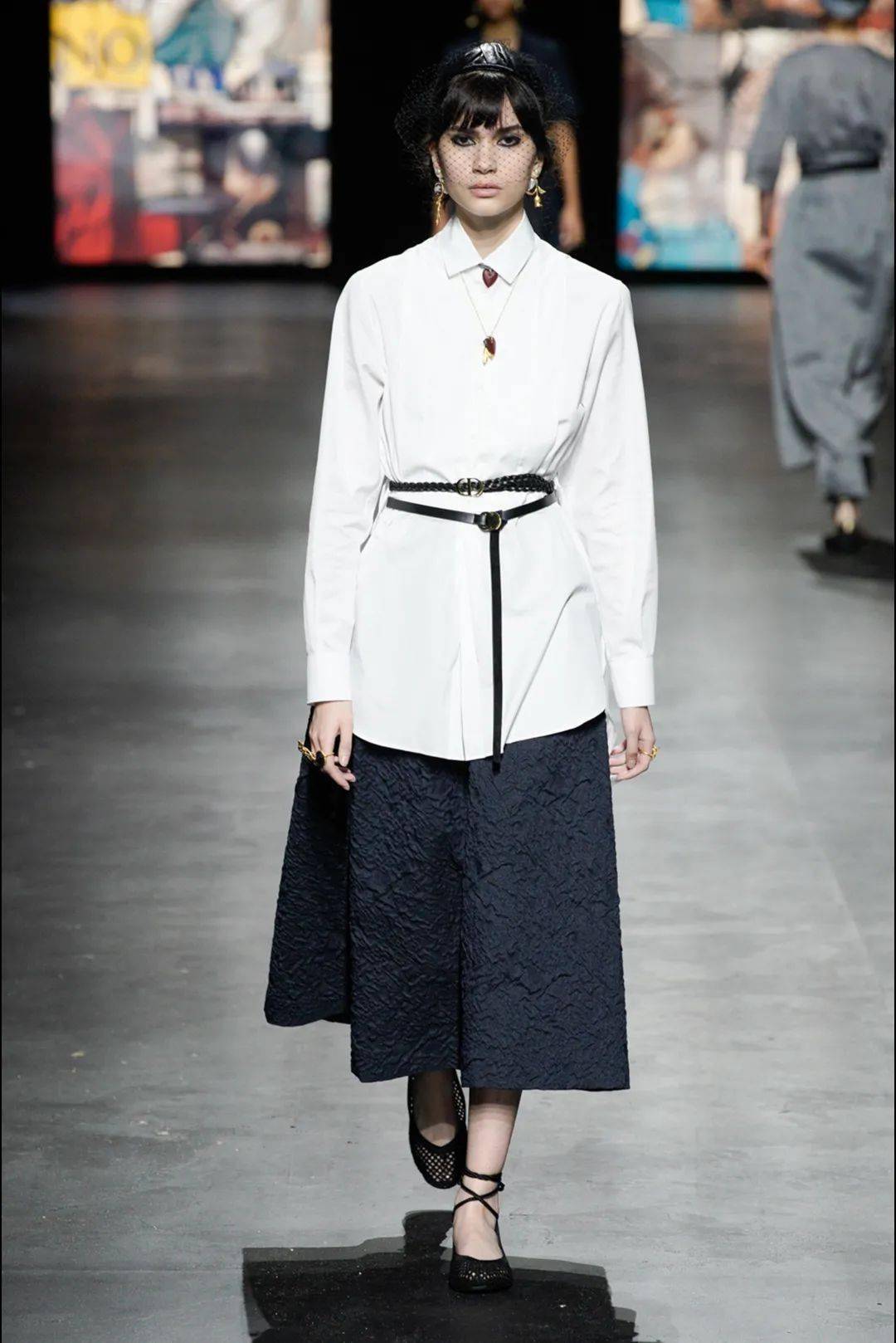 Lucia|让孟美岐、杨采钰都种草的美裙子 据说穿上它才更像“文化人”？