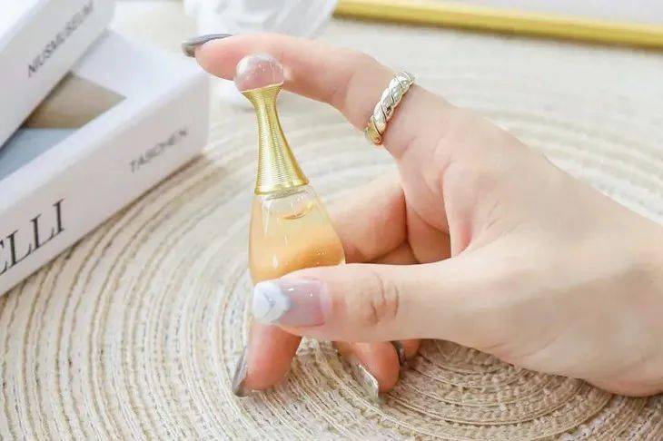 香水|法国女人的风情，一半靠Dior