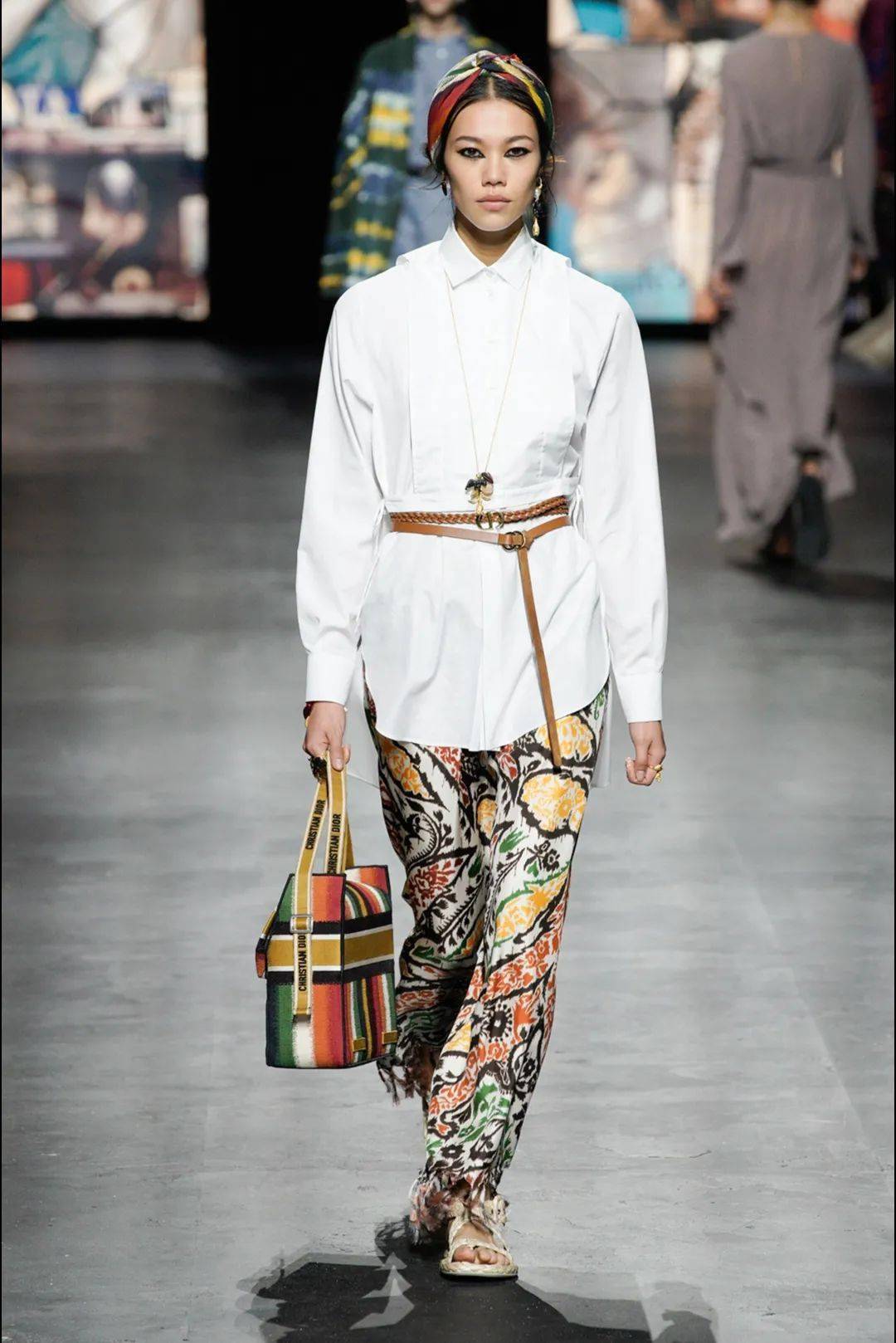 Lucia|让孟美岐、杨采钰都种草的美裙子 据说穿上它才更像“文化人”？