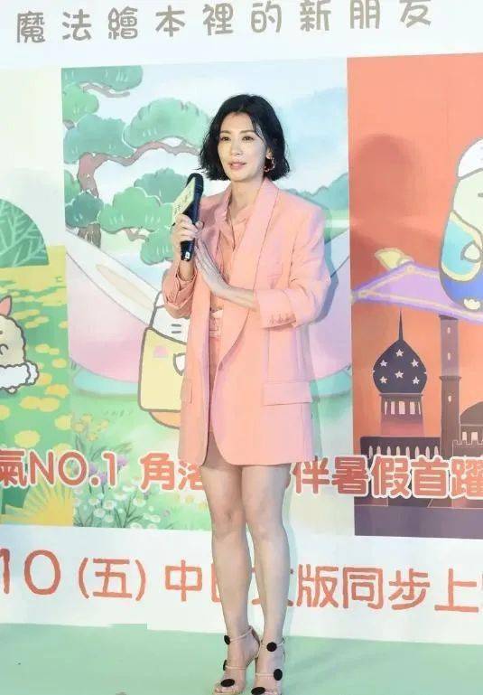 贾静雯近照很胖,穿抹胸裙赘肉泛滥,不修图就是典型大妈身材!