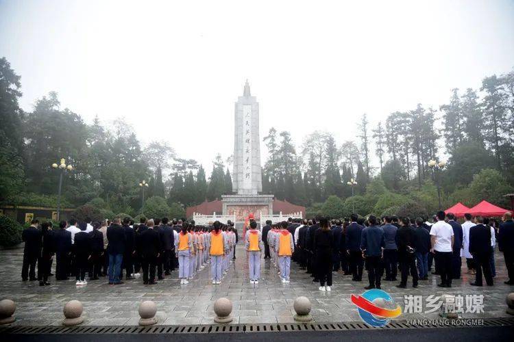 青山环绕,松柏苍翠,秋日的东台山烈士陵园庄严而肃穆,烈士纪念碑巍然