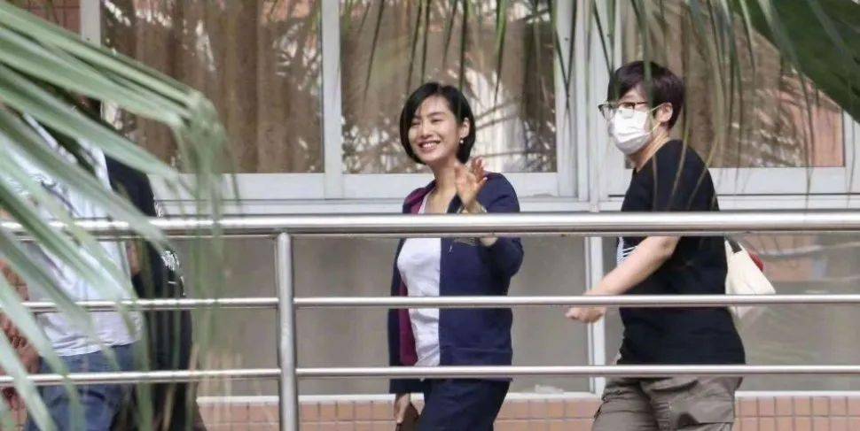 皮肤|小S“摇钱树”计划稳了！母女同登封面似姐妹这是医美的力量？