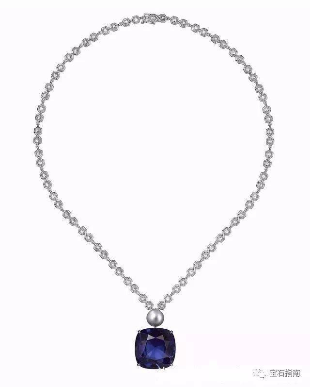 47克拉的枕形切割蓝宝石,产自缅甸抹谷,呈皇家蓝色,宝石上方镶嵌一颗
