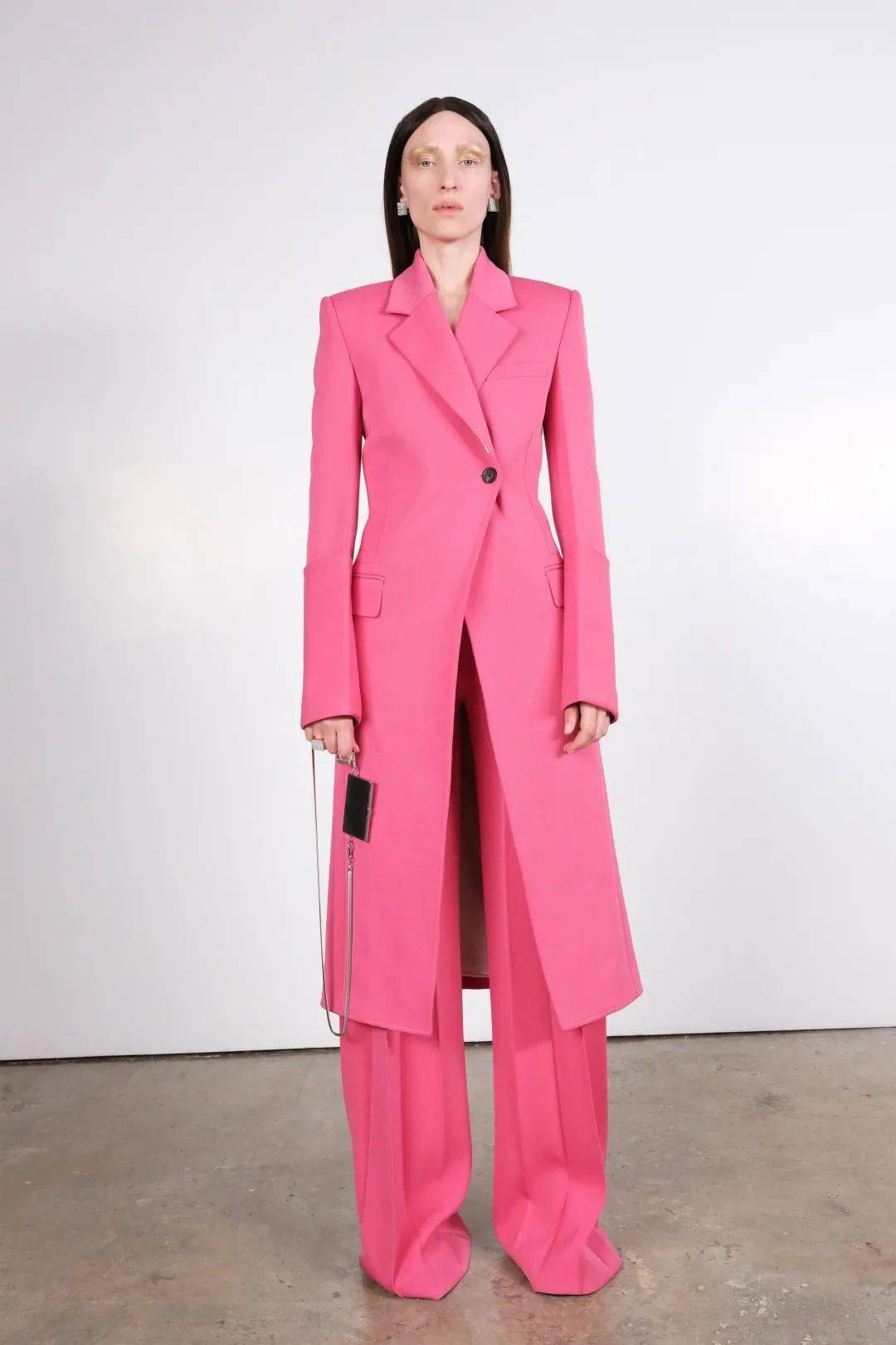 叛逆|他从Celine离职后,创立品牌短短一年火速爆红!新生代叛逆少年的禁欲系极简风~