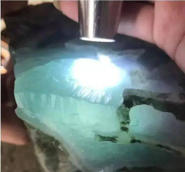 88万的蓝水冰种翡翠开料,现场尖叫不断!