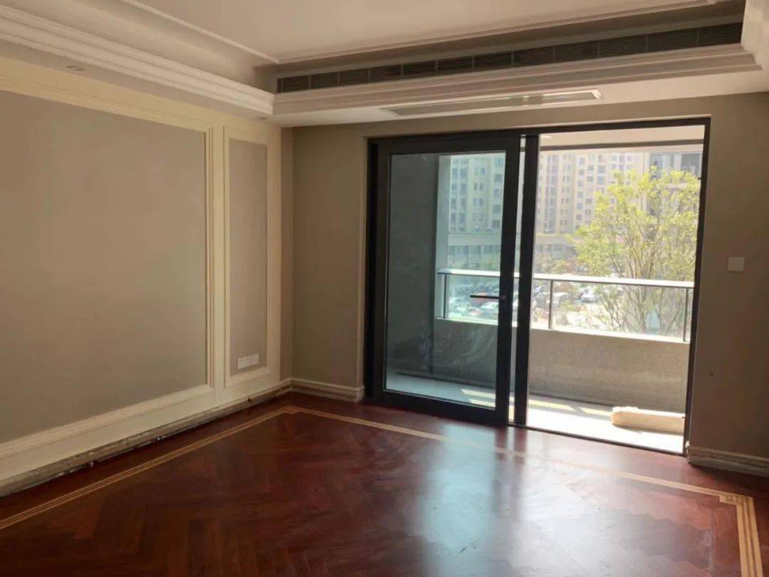 设计|满眼的复古治愈感，看设计师如何拯救精装猪肝红地板 | 颜青软装