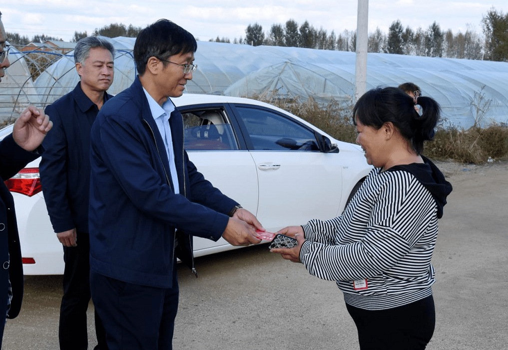 马广明先后来到了孟宪春,李洪珍,刘海英,刘玉芳家中,为归侨侨眷送上