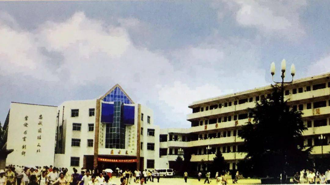 90年代的凤凰山安陆一中,如今这里仍然保留教学功能,叫"安陆市凤凰