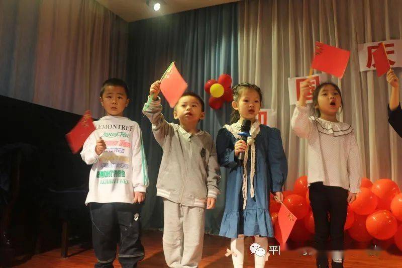 孩子们亲手制作五星红旗,演唱了歌颂祖国的儿童歌曲,并穿上各民族服饰