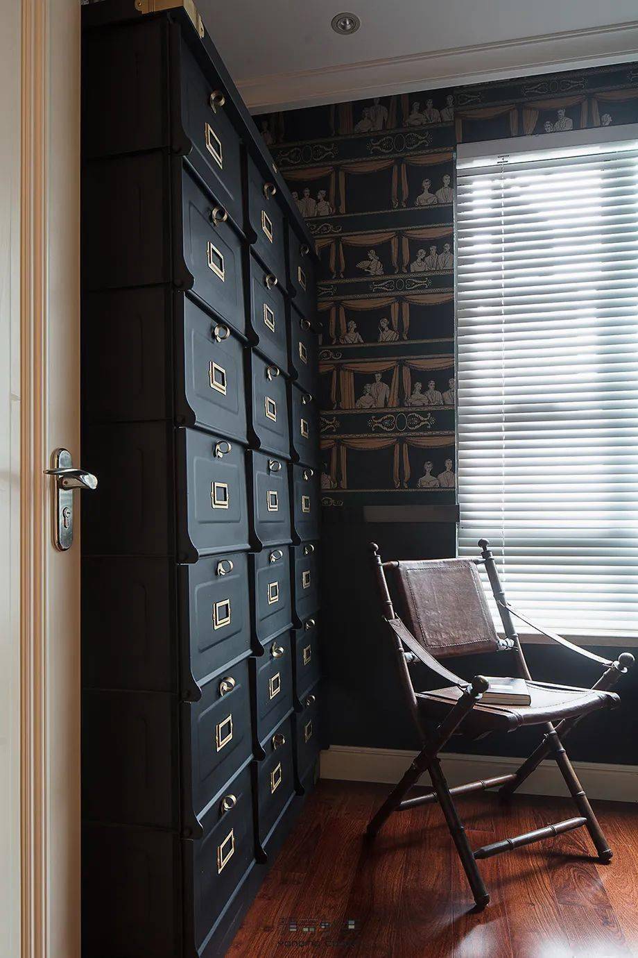 设计|满眼的复古治愈感，看设计师如何拯救精装猪肝红地板 | 颜青软装