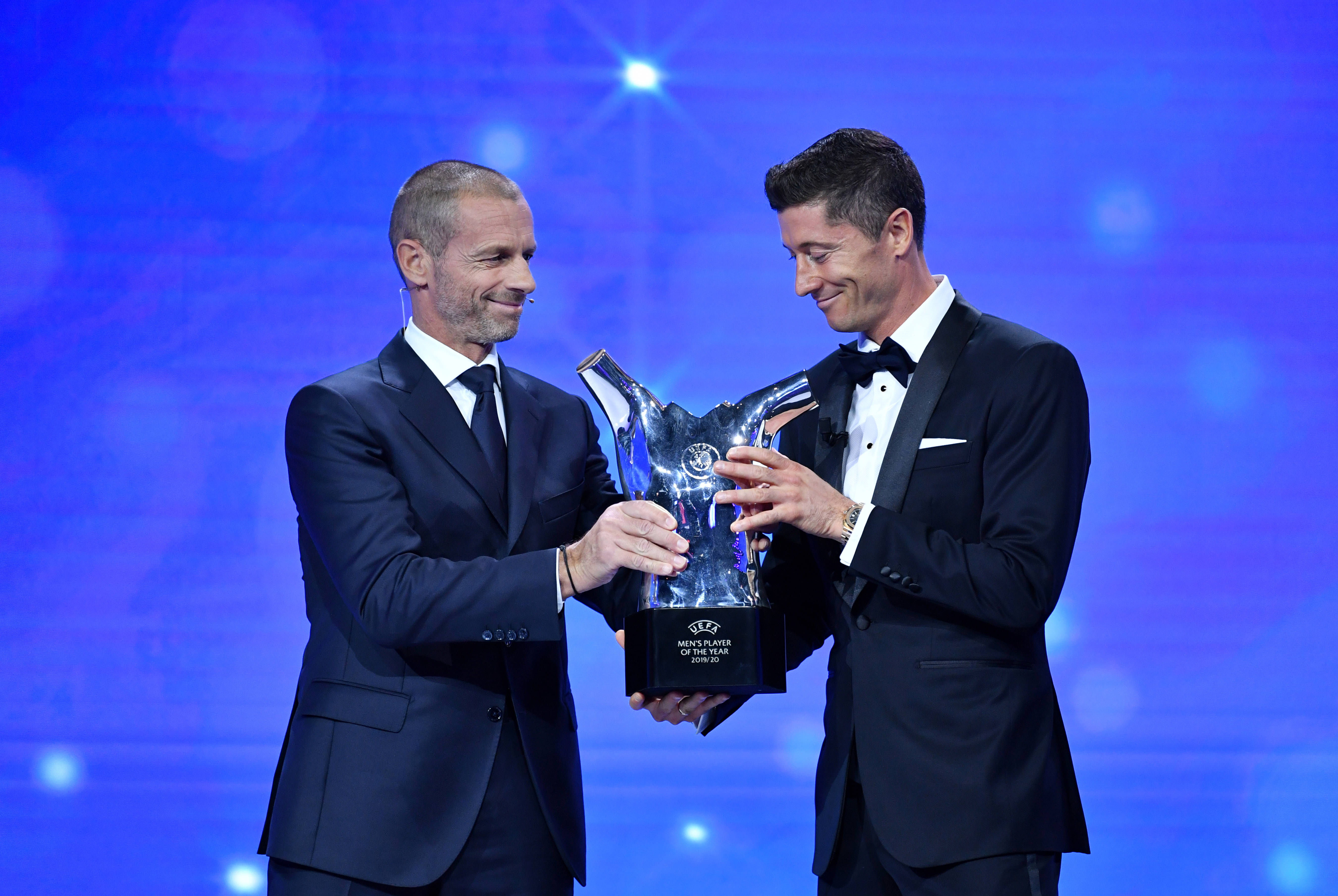 10月1日,莱万多夫斯基(右)从欧足联主席塞弗林手中接过奖杯.