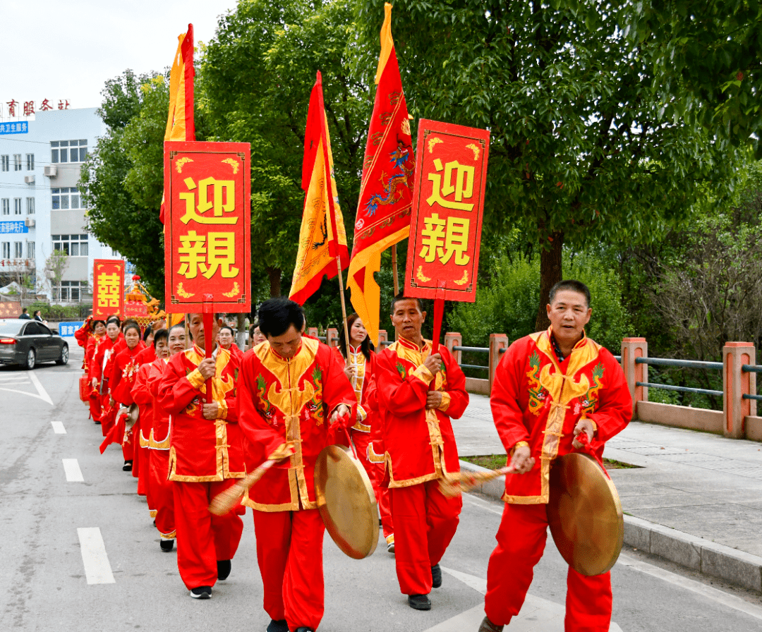 锣鼓唢呐花轿余庆县城出现了这样的迎亲队伍