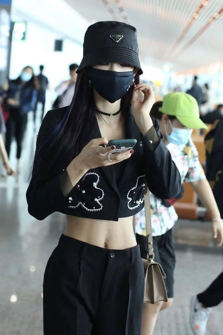 西服|被腿更长的她“抢”了代言,小S心服口服