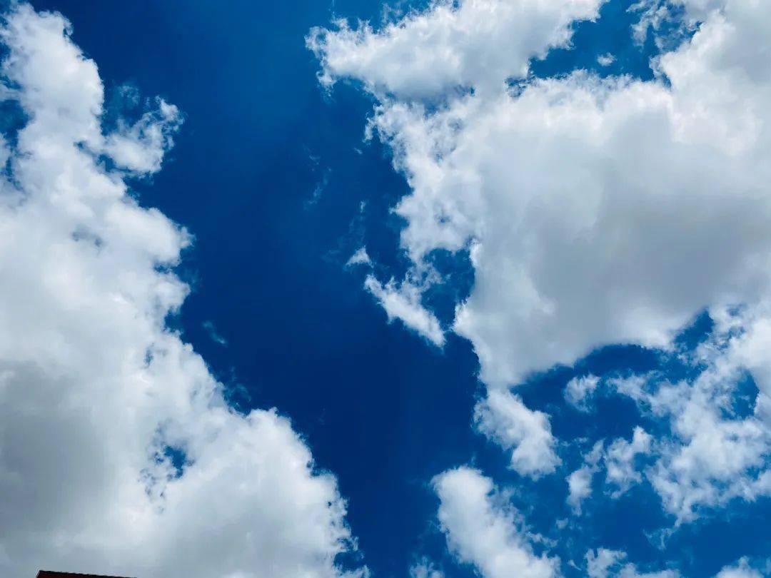 湛蓝的天空无边无际,云朵像是大片棉花糖,随便一拍,就有一种大片的