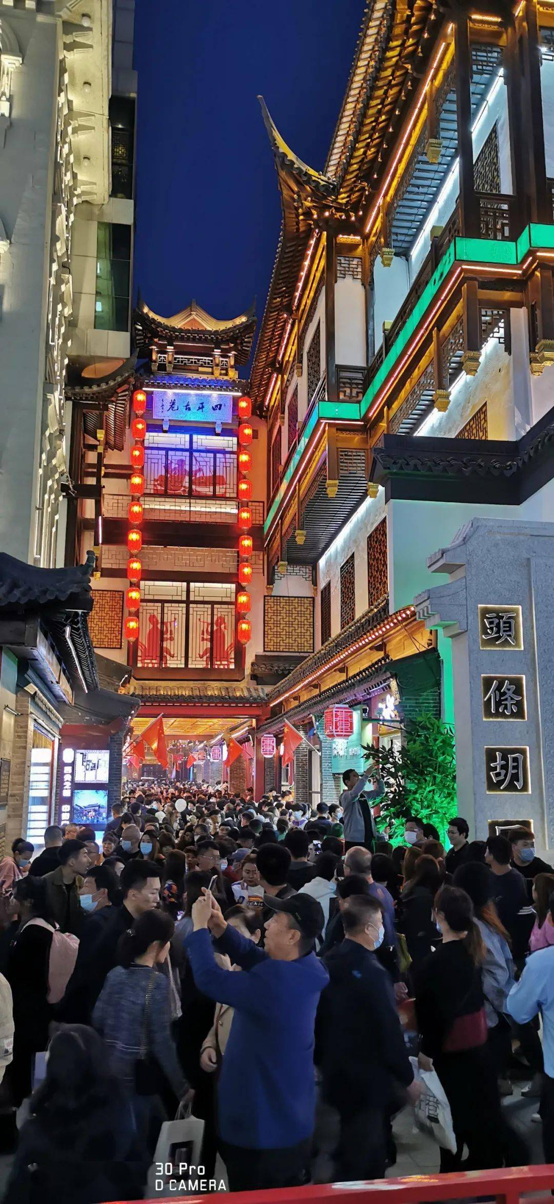 这几天,改造一新的沈阳中街被挤爆了!