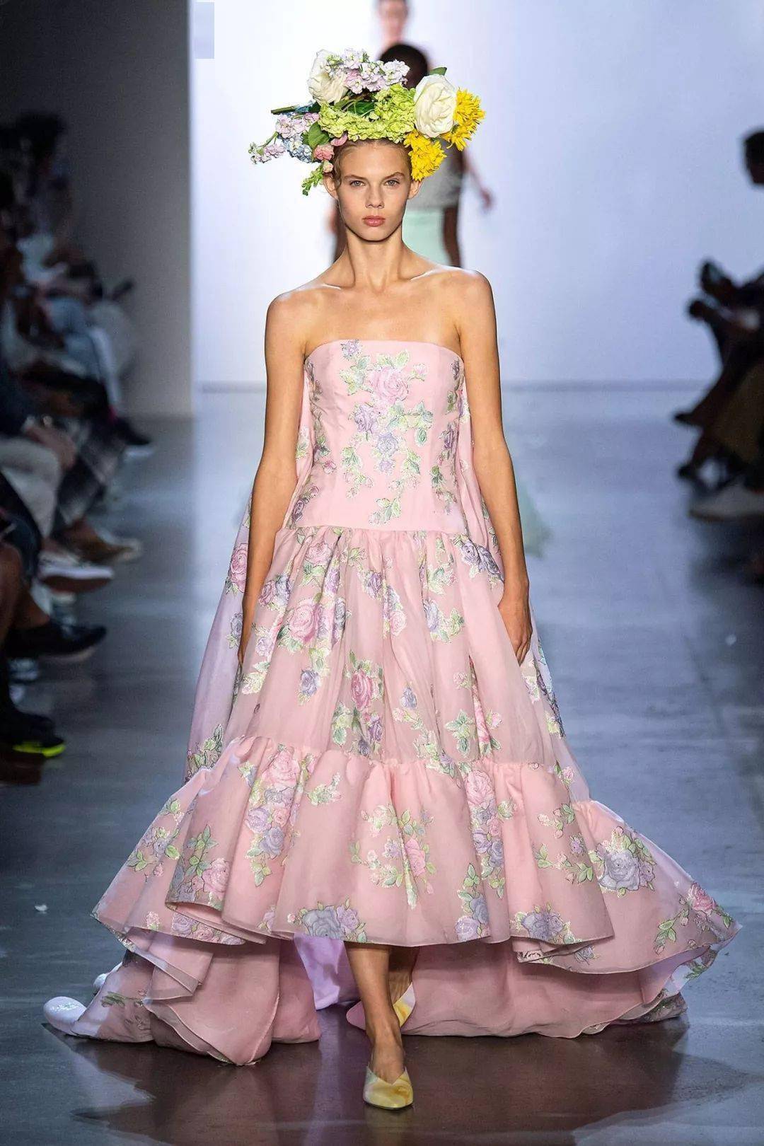 Gurung|犹如花卉田园诗的超美礼服设计，来自尼泊尔的＂名媛杀手＂设计师，美国第一夫人都爱他！