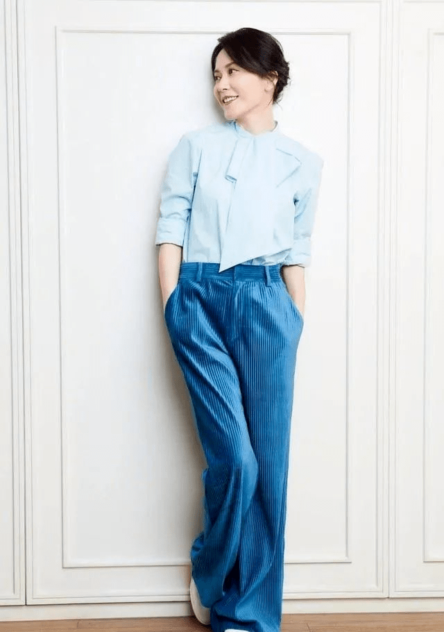 颜色|40+女性如何远离“大妈感”,早秋极简风穿搭,优雅又有女人味