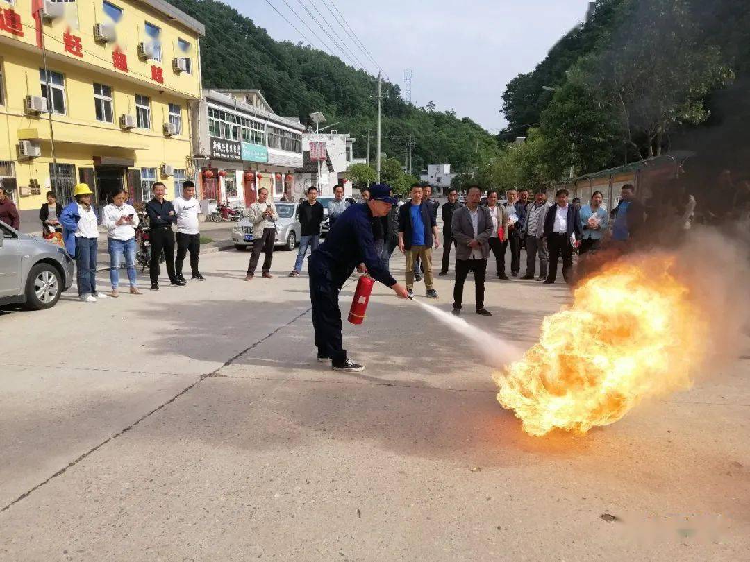 花瓶子镇人口_瓶子素描(3)