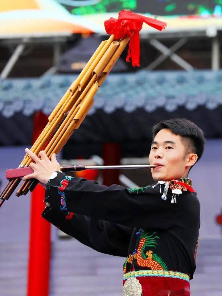 苗族青年正在表演吹芦笙蚩尤九黎城晚间音乐表演现场作者:赵勇编辑:彭