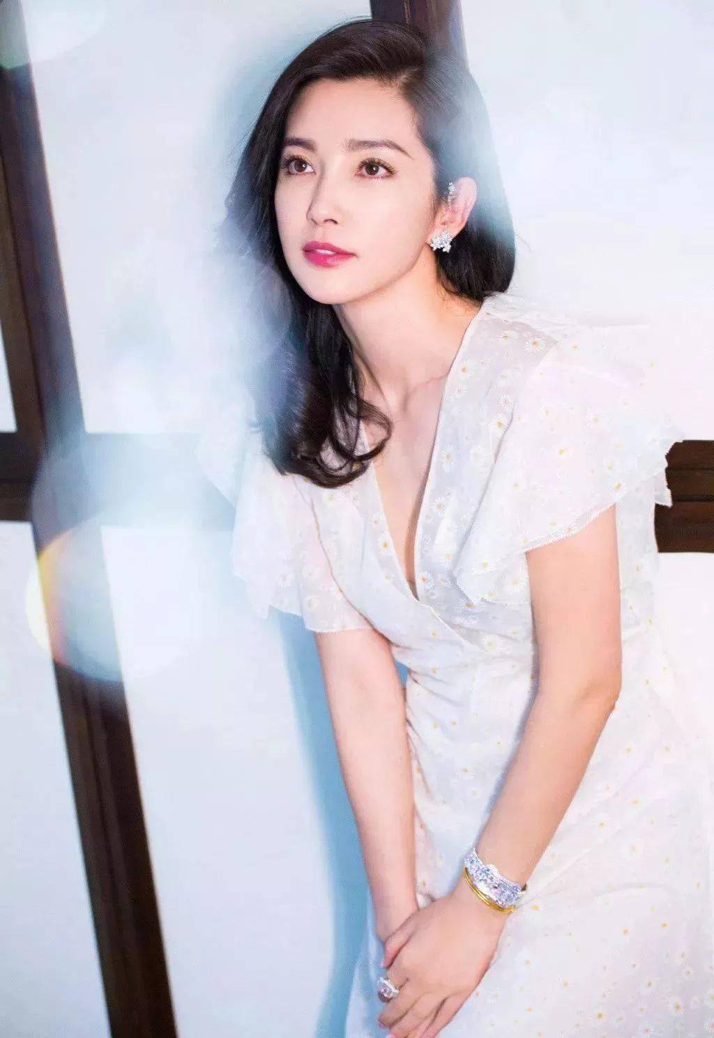 Step|还纠结短发or长发?现在流行这条“美颜线”,瞬间帮你变成小V脸