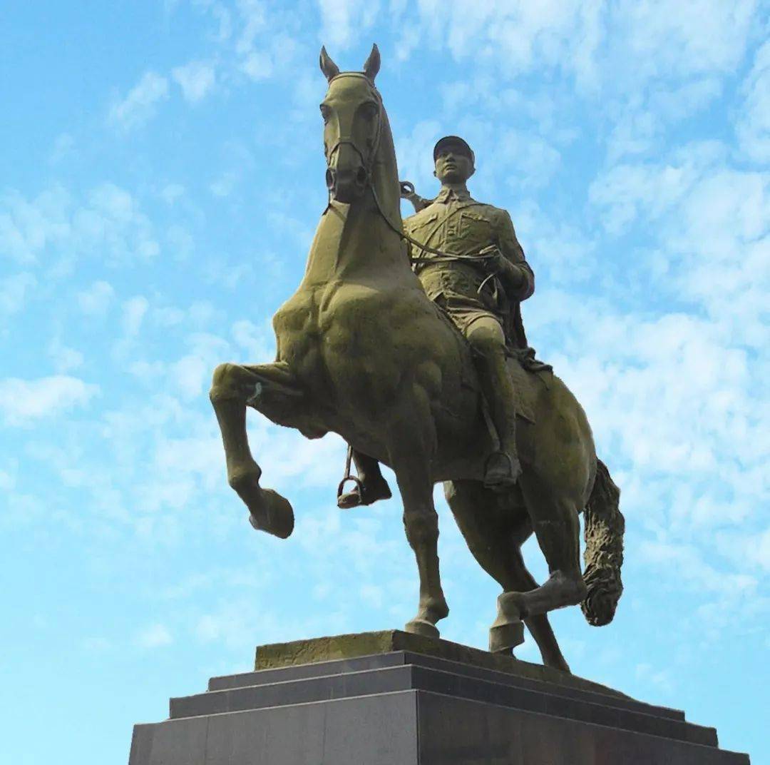 铁军雕塑一直是盐城的标志性建筑,也成为以新四军红色文化为特色的