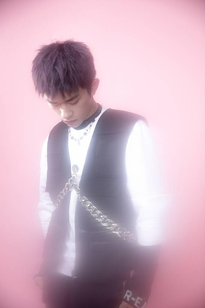 娱乐|易烊千玺完美驾驭紫色挑染短发 一身黑白服装帅气满分