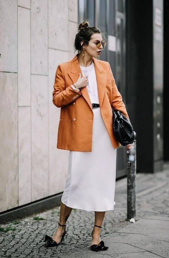 什么|穿衣搭配：外套里面穿什么？这3款基础内搭让你时髦整个秋天！