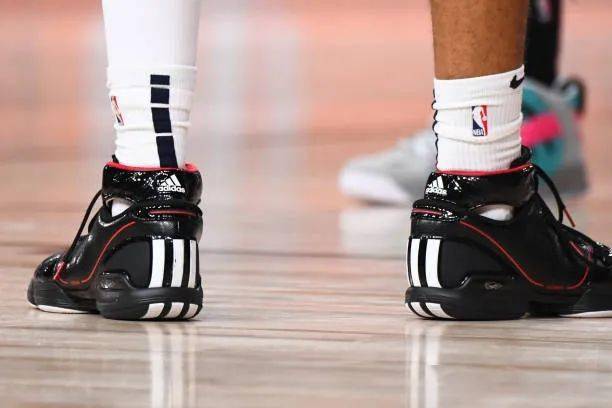 Waffle|侃鞋丨阿迪达斯的2020：惨痛之下，仍有光芒