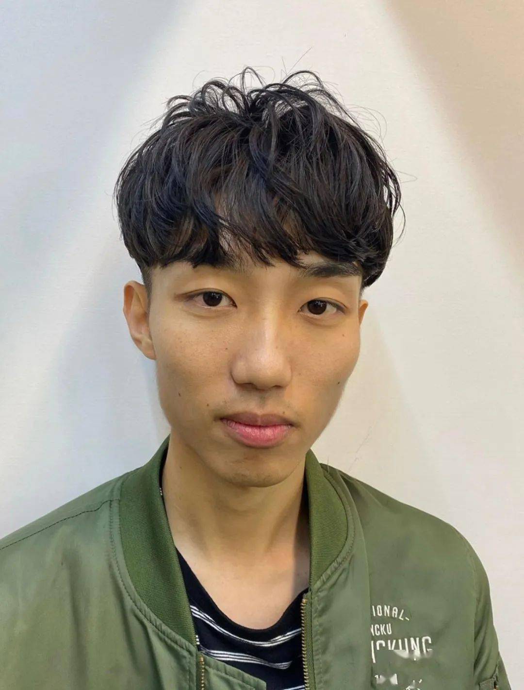 帅气的男生烫发发
