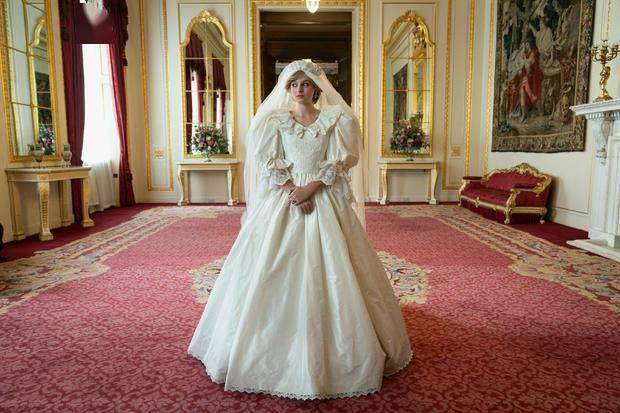 第四季将于11月15日上线,今日本剧发布了戴安娜王妃的婚纱剧照,由