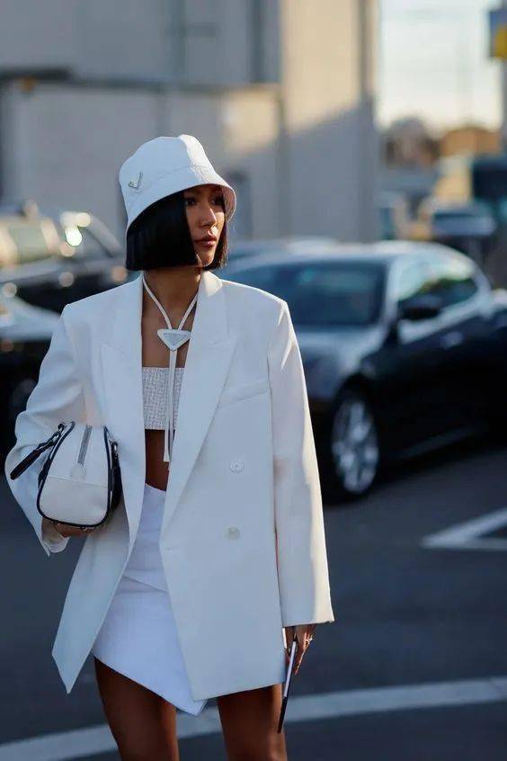 什么|穿衣搭配：外套里面穿什么？这3款基础内搭让你时髦整个秋天！