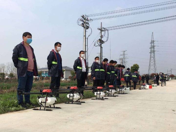 越来越多中国农民成为无人机飞手