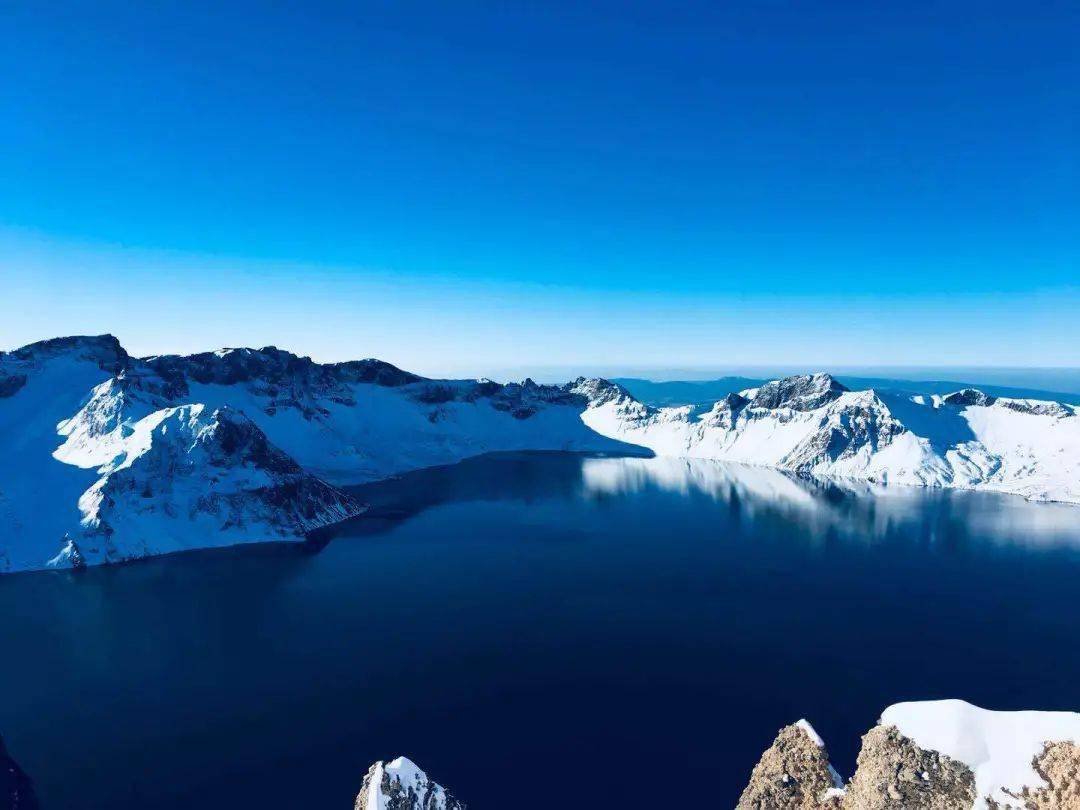 景点 ●长白山景区位于吉林省东南部,东南与朝鲜毗邻,坐落于长白山