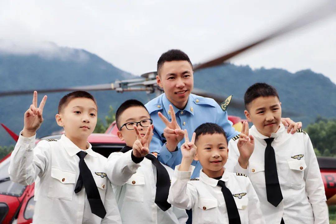 飞行少年第一集完整版 7c16ffd4d37043de90a1a5f97ef9633c.jpeg