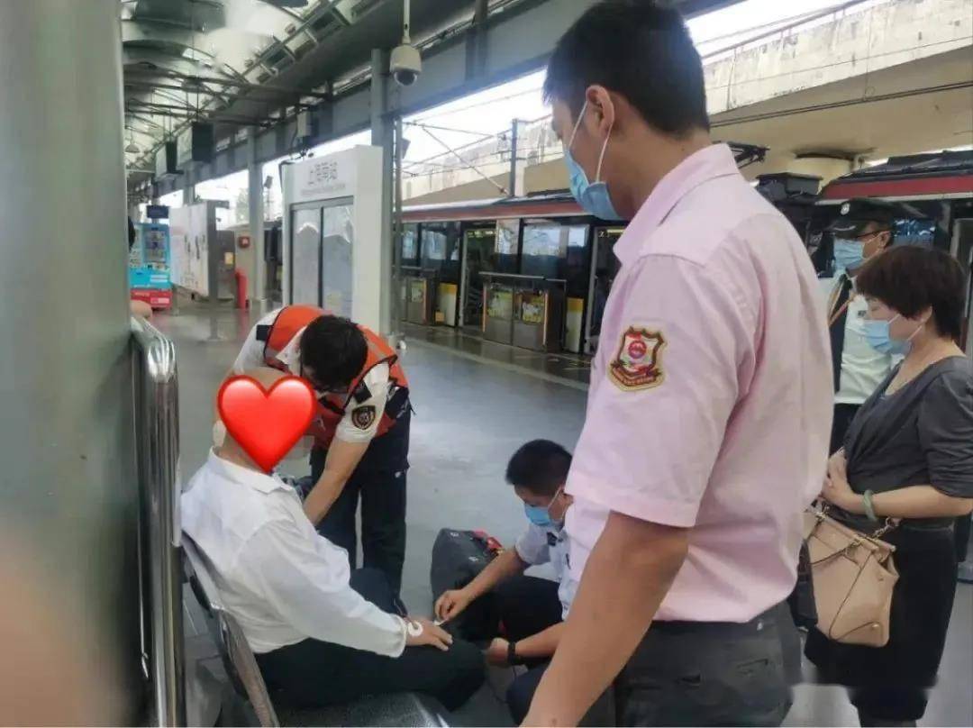 "国庆黄金周"期间,上海轨道交通乘客络绎不绝,地铁工作人员做好值班