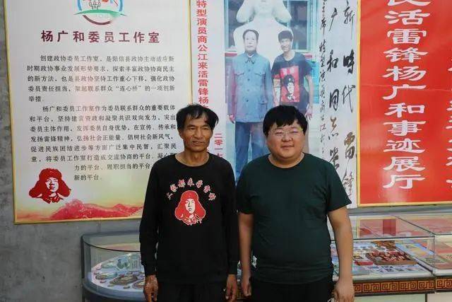 刘庙社区代表)(央视记者摄制阳信牛骨雕刻作品)(央视记者采访万邦)
