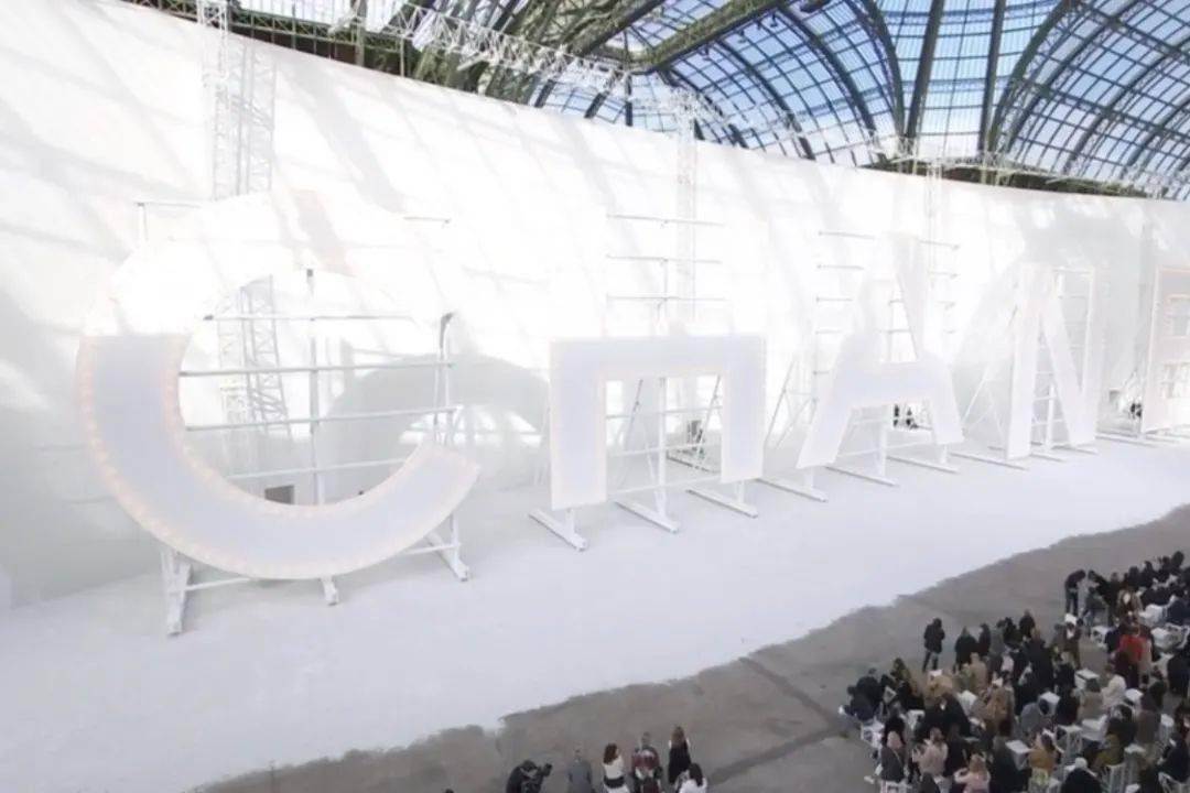 系列|穿香奈儿的女人，不需要时髦