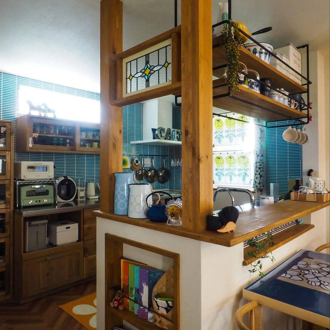 面向餐厅的地方,用实木做了一个支架,很舒服的厨房设计, 日式厨房案例