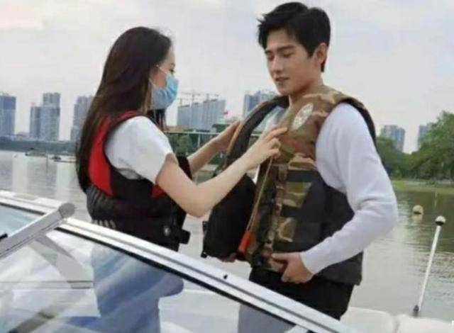 杨洋新剧上演“抱头吻”，亲自为热巴扣衣服，