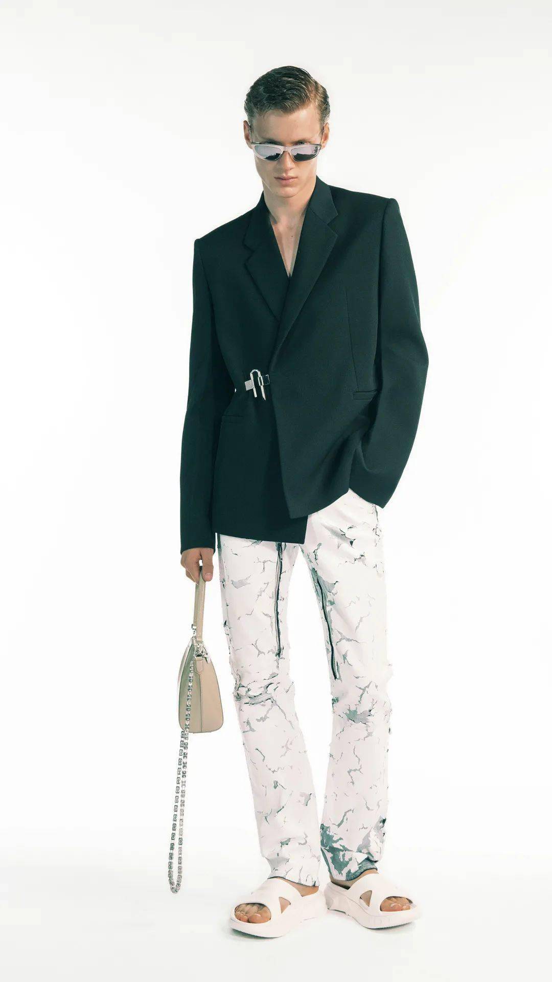 Waight|硬朗、精准、优雅又前卫，GIVENCHY换设计师后的首季度大赏！