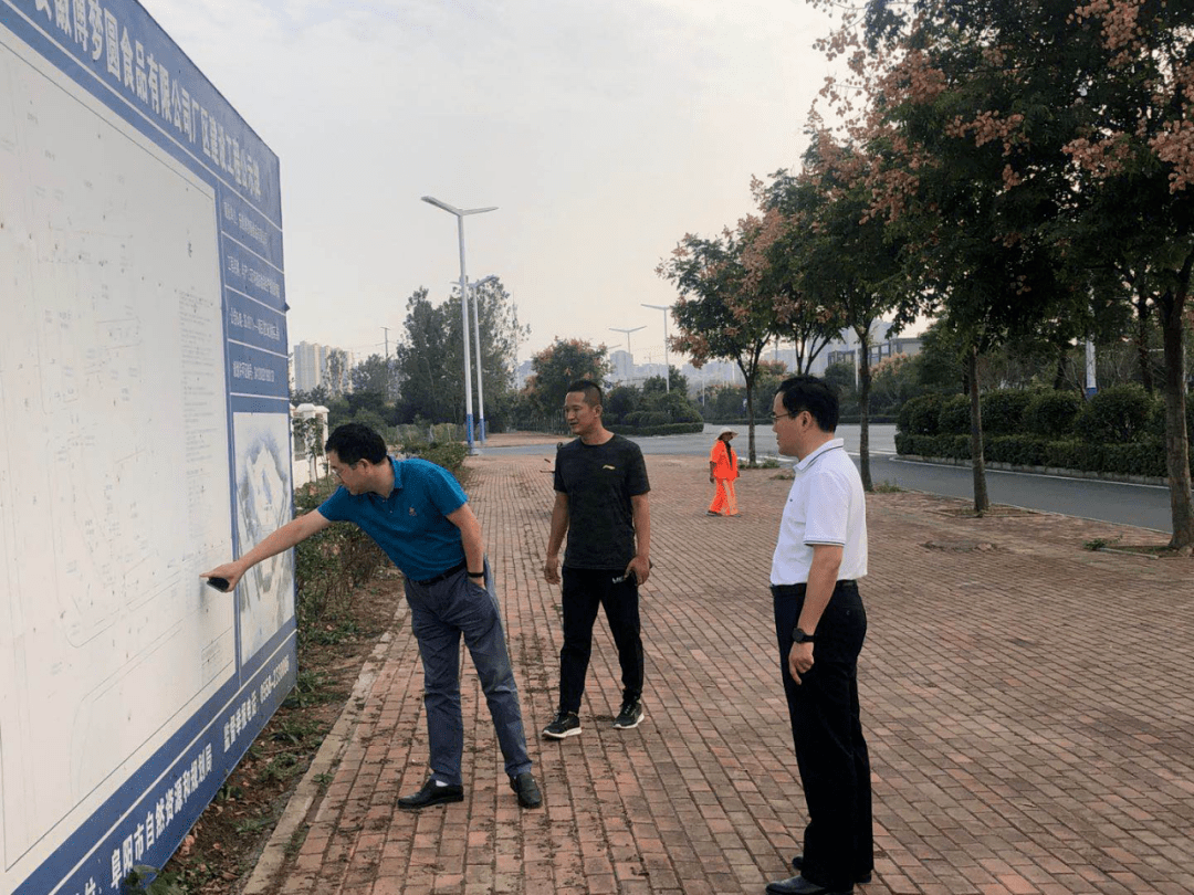 颍东区政府副区长尹建华在颍东开发区开展安全检查.