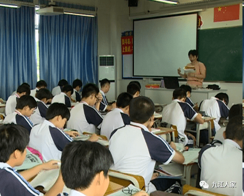 当日,南海区妇联相关负责人,镇相关领导等人员,一同为华光中学语文