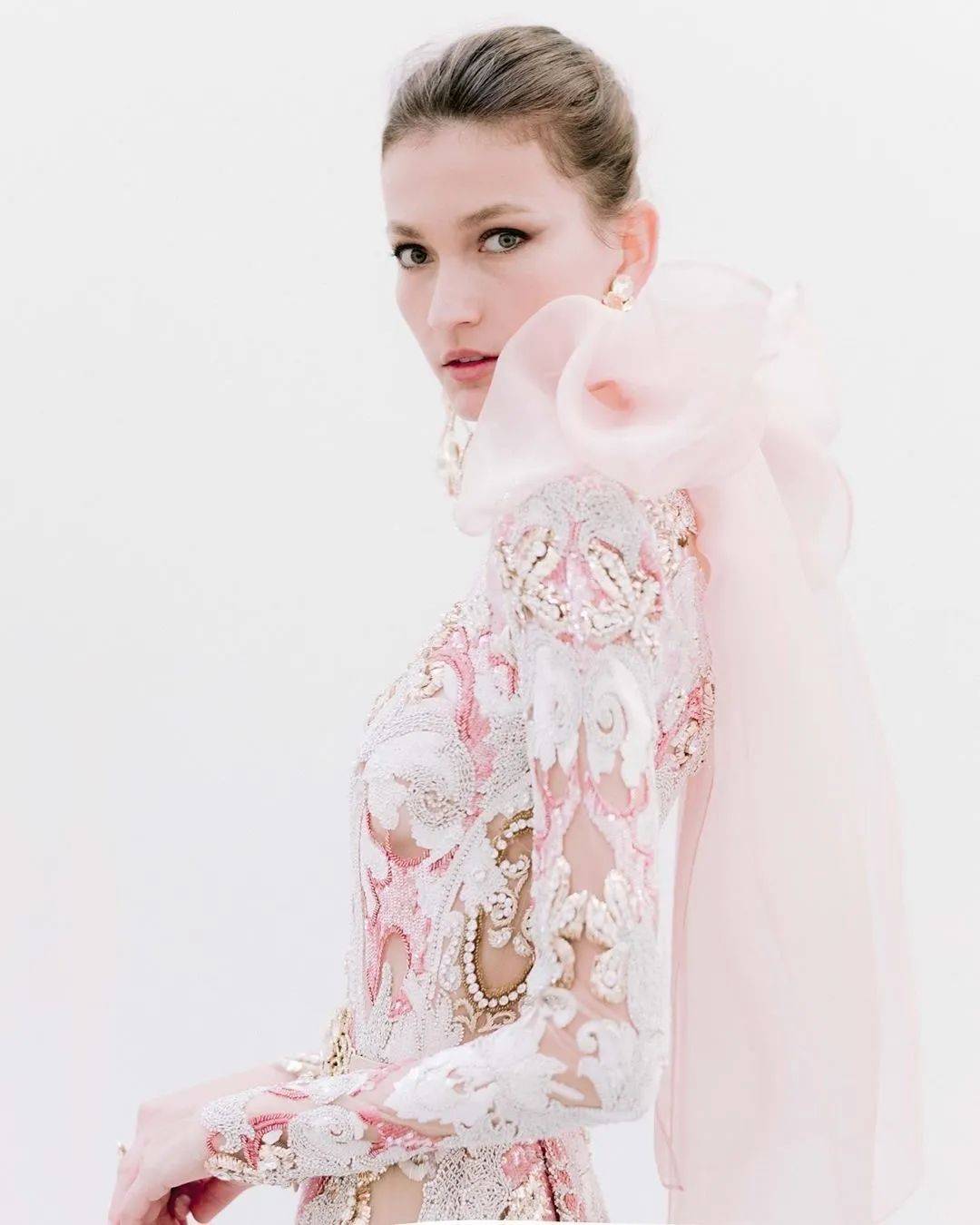 Saab|下凡历劫这么苦,为什么不打扮得再美一些呢?交织着华丽Elie Saab在斜阳下闪烁着光芒