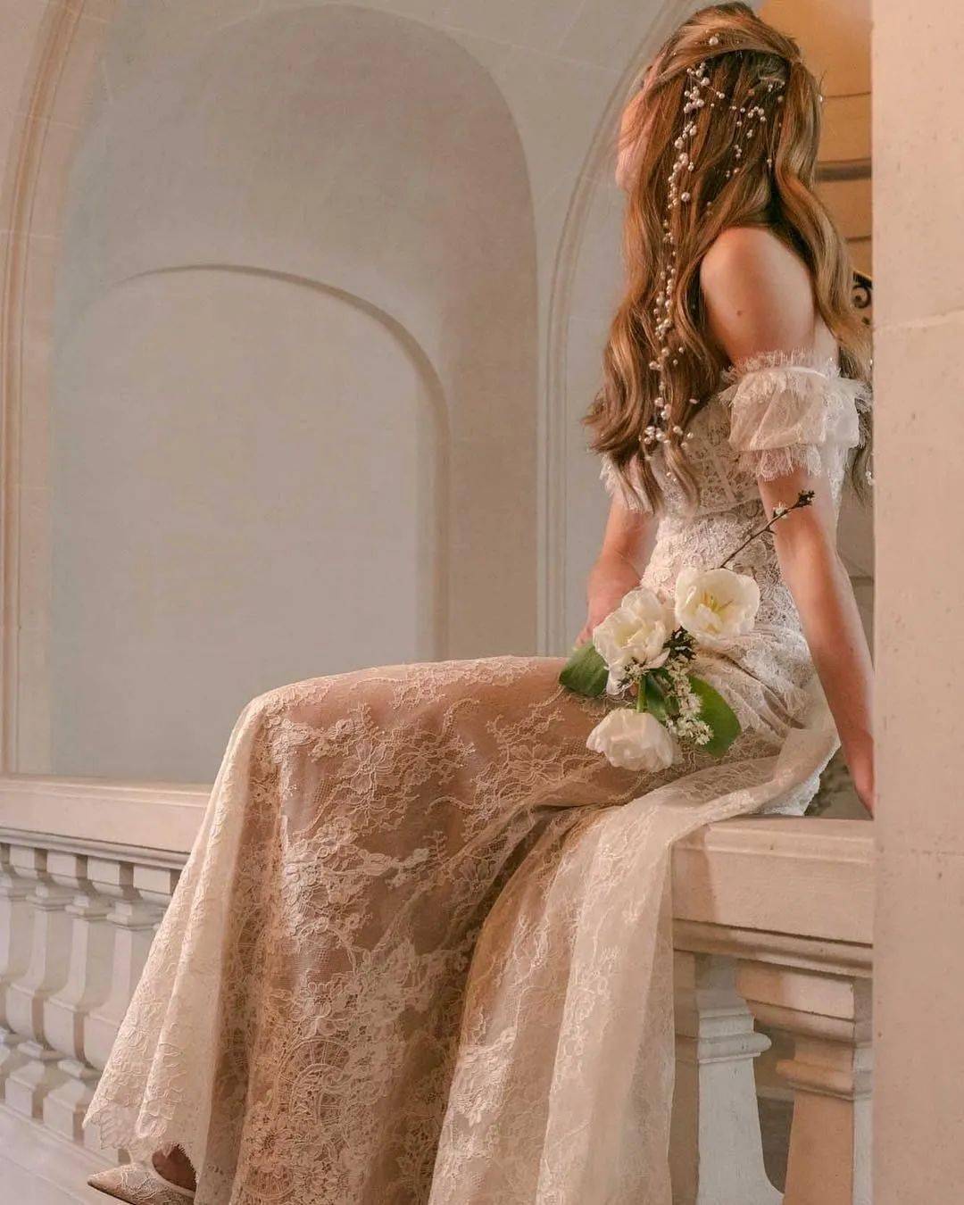 Saab|下凡历劫这么苦,为什么不打扮得再美一些呢?交织着华丽Elie Saab在斜阳下闪烁着光芒