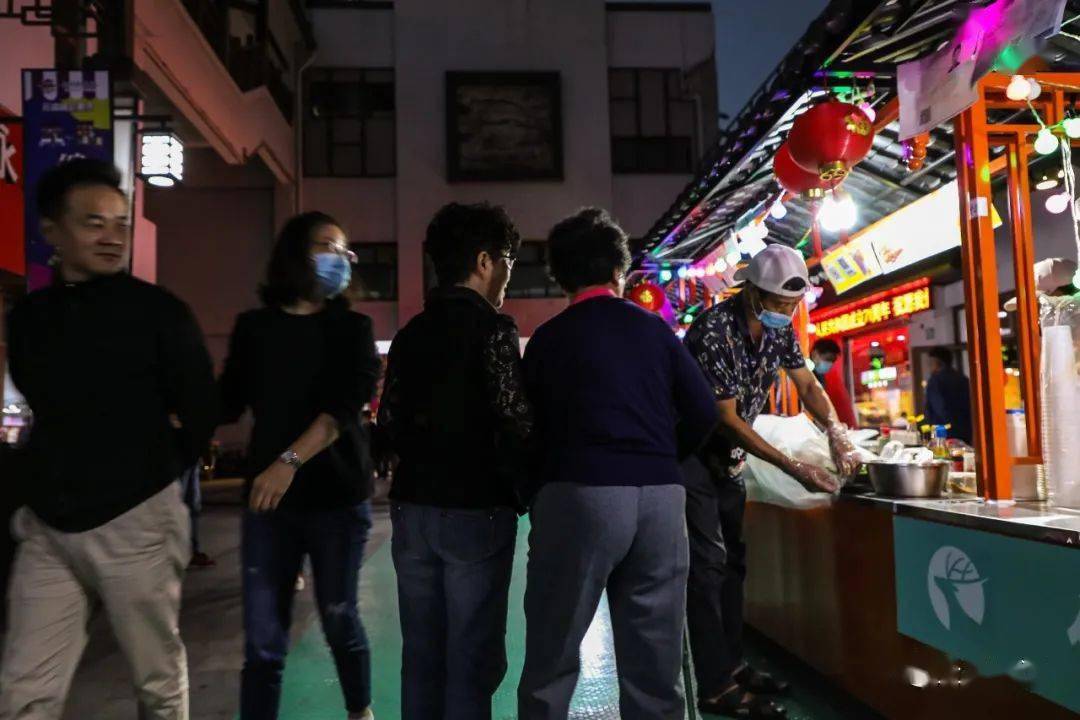听说,松江老城的这个夜市,虽然仅450米,但首日附近居民就都来啦