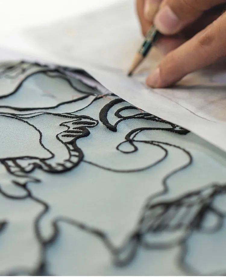 Saab|下凡历劫这么苦,为什么不打扮得再美一些呢?交织着华丽Elie Saab在斜阳下闪烁着光芒